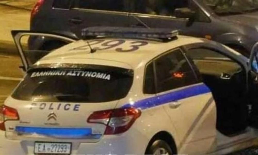 Πάτρα: Σοκαριστικό τροχαίο - Περιπολικό «καρφώθηκε» σε φανάρι